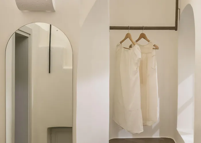 Enigma 4* Fira (Santorini)